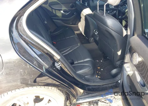 2017 Mercedes-Benz C 300 z USA, uszkodzony, nr VIN 55SWF4JB7HU186678